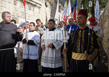 Des milliers participent à procession des Rameaux qui commence à l'église de Bethphagé, sur les pentes orientales du Mont des Oliviers, monte au sommet et descend ensuite à Gethsémani. Il continue ensuite à travers la Porte des Lions à l'église de Sainte Anne. Jérusalem, Israël. 1-AVR-2012. Banque D'Images