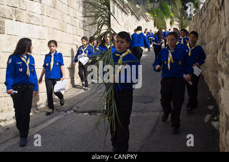 Des milliers participent à procession des Rameaux qui commence à l'église de Bethphagé, sur les pentes orientales du Mont des Oliviers, monte au sommet et descend ensuite à Gethsémani. Il continue ensuite à travers la Porte des Lions à l'église de Sainte Anne. Jérusalem, Israël. 1-AVR-2012. Banque D'Images