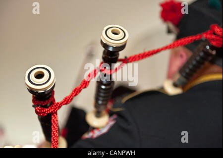 Cornemuse cornemuse payant, dans le comté de Nassau de cornemuses et tambours des pompiers, au collecteur de fonds pour le pompier Ray Pfeifer - lutte contre le cancer après des mois d'efforts de rétablissement à Ground Zero après l'attentat du 11 septembre - le 31 mars 2012 à East Meadow Pompiers Benevolent Hall, New York, USA. Banque D'Images