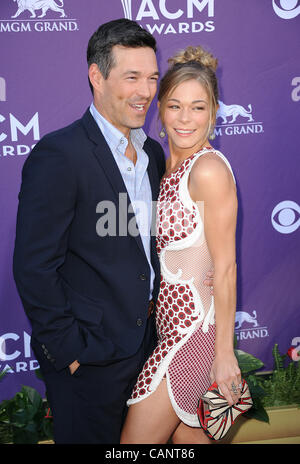 Le 1er avril 2012 - Las Vegas, Nevada, USA - chanteuse LEANN RIMES et son mari EDDIE CIBRIAN arrive sur le tapis rouge à la 47e académie annuelle des Country Music Awards qui a lieu au MGM Grand Hotel & Casino Grand Garden Arena situé à Las Vegas. Copyright 2012 Jason Moore. (Ima Crédit Banque D'Images