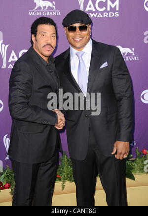 Le 1er avril 2012 - Las Vegas, Nevada, USA - Rappeur LL Cool J et Lionel Richie arrive sur le tapis rouge à la 47e académie annuelle des Country Music Awards qui a lieu au MGM Grand Hotel & Casino Grand Garden Arena situé à Las Vegas. Copyright 2012 Jason Moore. (Crédit Image : © Jaso Banque D'Images