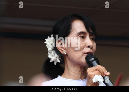 L'icône de la démocratie Aung San Suu Kyi prend la parole à des partisans et des médias au siège de Yangon, 2 avril 2012. Suu Kyi, la Ligue nationale pour la démocratie (NLD) a monté une victoire électorale écrasante à l'élection historique au Myanmar hier. Banque D'Images