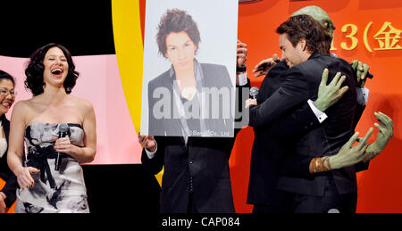 Taylor kitsch, Lynn Collins et la joie, Apr 01, 2012 : Tokyo, Japon : (L-R), l'actrice Lynn Collins, modèle japonais, la joie et l'acteur Taylor Kitsch assister à la première mondiale au Japon pour le film "John Carter" à Tokyo, Japon, le 1 avril 2012. Le film s'ouvre le 13 avril au Japon. Banque D'Images