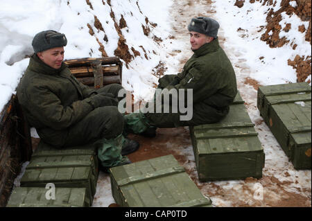 Le 28 mars 2012 - Leningrad region, Russie - Mars 28,2012. Leningrad region de la Russie.Photo : unité d'artillerie de l'armée russe à l'exercice militaire sur le terrain.Les soldats de l'unité d'artillerie sont assis sur les cases avec des coquilles. (Crédit Image : © PhotoXpress/ZUMAPRESS.com) Banque D'Images