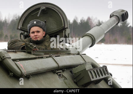 Le 28 mars 2012 - Leningrad region, Russie - Mars 28,2012. Leningrad region de la Russie.Photo : unité d'artillerie de l'armée russe à l'exercice militaire sur le terrain.Un soldat dans le canon automoteur. (Crédit Image : © PhotoXpress/ZUMAPRESS.com) Banque D'Images