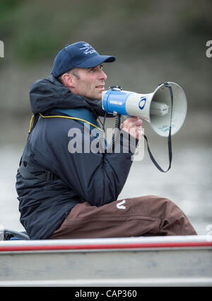 Le 03/04/2012. Le 158e Xchanging Oxford & Cambridge Boat Race des universités. Au cours de l'année d'une sortie pratique Tideway semaine. Oxford coach Sean Bowden Banque D'Images