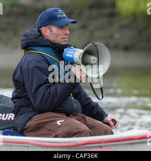 Le 03/04/2012. Le 158e Xchanging Oxford & Cambridge Boat Race des universités. Au cours de l'année d'une sortie pratique Tideway semaine. Oxford aoch Sean Bowden, Banque D'Images