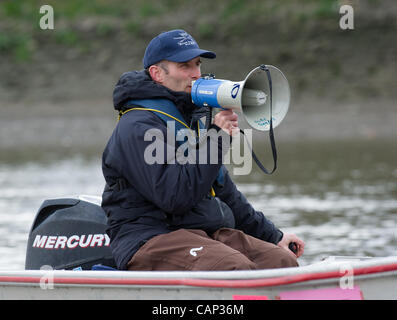 Le 03/04/2012. Le 158e Xchanging Oxford & Cambridge Boat Race des universités. Au cours de l'année d'une sortie pratique Tideway semaine. Oxford aoch Sean Bowden, Banque D'Images