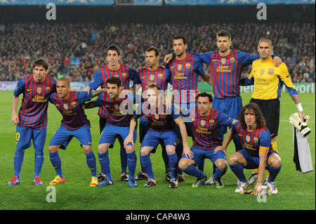 Barcellona line-up du groupe de l'équipe, le 3 avril 2012 - Football : l'équipe de Barcelone (groupe L-R) Isaac Cuenca, Javier Mascherano, Sergio Busquets, Gerard Pique, Victor Valdes, avant ; Lionel Messi, Daniel Alves, Andres Iniesta, Cesc Fabregas, Xavi, Carles Puyol avant de l'UEFA Champions League quart-f Banque D'Images