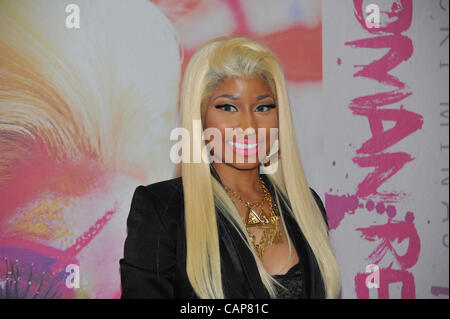 4 avril 2012 - Philadelphie, Pennsylvanie, États-Unis - Grammy Award Winner, Nicki Minaj, à Philadelphie à la fin de l'AF music store pour un CD signature de son nouvel album, Pink Friday Roman Reloaded. (Crédit Image : © Ricky Fitchett/ZUMAPRESS.com) Banque D'Images