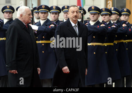 Le président tchèque Vaclav Klaus, se félicite le président de l'Azerbaïdjan Ilham Aliev au Château de Prague, Prague, République tchèque le jeudi 5 avril 2012. (CTK Photo/ Katerina Sulova) Banque D'Images