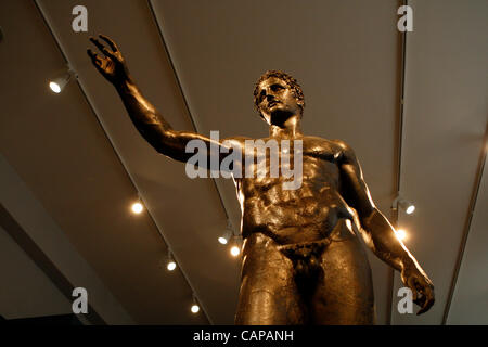 4/42012 Athènes Grèce. Homme statue en bronze, connu comme 'Le Antinythera' Jeunesse 340-330 BC. L'épave d'Anticythère 'Exposition' a lieu au Musée National Archéologique d'Athènes. Toutes les antiquités récupérées en 1900-1901 et 1976 du légendaire naufrage au large de l'îlot, au sud d'Anticythère Banque D'Images