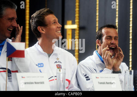 Les joueurs de tennis tchèque (de gauche à droite) le capitaine Jaroslav Navratil, Tomas Berdych et Radek Stepanek sont vus au cours de la conférence de presse et d'encombrement de la République tchèque contre la Serbie en quart de la Coupe Davis, le jeudi, 5 avril 2012, à Prague. Le Republic-Serbia tchèque match de Coupe Davis va commencer le Frida Banque D'Images