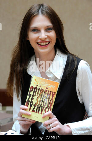 La chanteuse tchèque Iva Fruhlingova présente son nouveau livre Histoires du spectacle à Prague, République tchèque le 5 avril 2012. (Photo/CTK Stanislav Zbynek) Banque D'Images