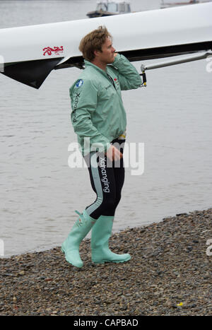 Le 04/05/2012. Le 158e Xchanging Oxford & Cambridge Boat Race des universités. Au cours de l'année d'une sortie pratique Tideway semaine. Cambridge Course Bleu Niles Garratt contribue à ramener le bateau à la suite d'une sortie pratique boathouse. Banque D'Images