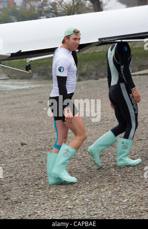 Le 04/05/2012. Le 158e Xchanging Oxford & Cambridge Boat Race des universités. Au cours de l'année d'une sortie pratique Tideway semaine. Cambridge Blue ne 3 permet de retourner l'Lindeman Jack bateau à l'abri à bateaux à la suite d'une sortie de la pratique. Banque D'Images