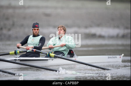 Le 04/05/2012. Le 158e Xchanging Oxford & Cambridge Boat Race des universités. Au cours de l'année d'une sortie pratique Tideway semaine. L'équipage bleu Cambridge gauche à droite Moritz Schramm (GER),Bow : David Nelson (AUS). Banque D'Images