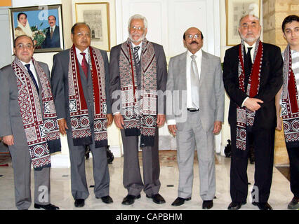 Le Ministre en chef du Sindh, Syed Qaim Ali Shah dans photo de groupe avec l'Egypte juge en chef de la Justice, Mohamed Hossam el Elddin Gheriany au cours de réunion à CM Chambre à Karachi le Jeudi, Avril 05, 2012. Banque D'Images