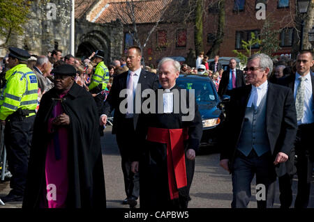 L'archevêque de York, Dr John Sentamu, et le doyen de York, le Très Révérend Keith Jones, marcher jusqu'à l'Yorkshire Museum dans le Musée Jardins York North Yorkshire England UK Royaume-Uni GB Grande Bretagne Banque D'Images