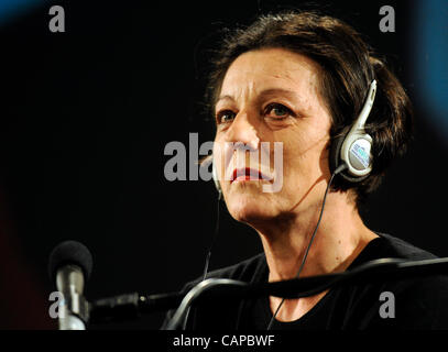 Nìmecká spisovatelka držitelka Müllerová Nobelovy Herta, prix, vystoupila Mìstské 5 knihovnì. dubna v v Praze.---allemand 2009 Prix Nobel de littérature Herta Müller est gagnant vu à la lecture de l'auteur dans la bibliothèque municipale de Prague, en République tchèque, le 5 avril 2012. (Photo/CTK Michal Krumphanzl) Banque D'Images