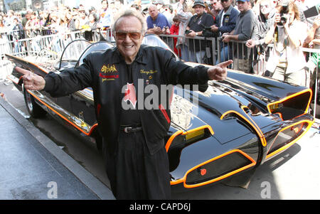 GEORGE BARRIS & LA BATMOBILE ADAM WEST À L'HONNEUR AVEC UNE ÉTOILE SUR LE Hollywood Walk of Fame HOLLYWOOD LOS ANGELES CALIFORNIA US Banque D'Images