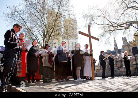 Londres, Royaume-Uni. 06 avril, 2012. Service avec la croix avec l'abbaye de Westminster dans le contexte au cours de la procession du Vendredi Saint de témoin à Londres. La procession fait son chemin à partir de la Methodist Central Hall, à la Cathédrale de Westminster puis à l'abbaye de Westminster à Londres. Banque D'Images