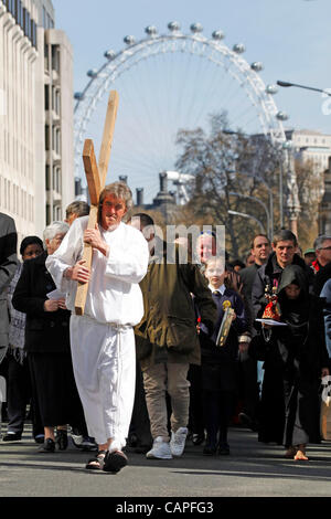 Londres, Royaume-Uni. 06 avril, 2012. Portant la croix à travers les rues de Londres au cours de la procession du Vendredi Saint de témoin à Londres. La procession fait son chemin à partir de la Methodist Central Hall, à la Cathédrale de Westminster puis à l'abbaye de Westminster à Londres. Banque D'Images