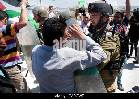 AL MASARA, TERRITOIRES PALESTINIENS OCCUPÉS - 6 avril : Les Palestiniens se bousculent avec des soldats israéliens dans une protestation contre la construction de la barrière de séparation dans la ville cisjordanienne de Al-Masara. Banque D'Images