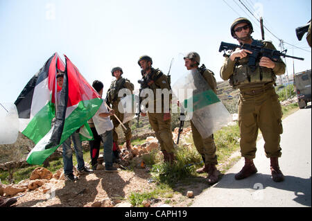 AL MASARA, TERRITOIRES PALESTINIENS OCCUPÉS - 6 avril : les garçons palestiniens affronter des soldats israéliens dans une protestation contre la construction de la barrière de séparation dans la ville cisjordanienne de Al-Masara. Banque D'Images