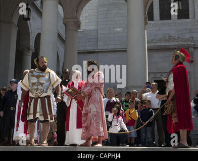 Le 6 avril, 2012 - Los Angeles, Californie, USA - un acteur jouant le rôle de Jésus Christ est ''fouetté'' dans une reconstitution de la crucifixion de Jésus Christ, le Vendredi saint au cours de la Semaine Sainte à Notre Dame Reine des Anges la Placita Church à Los Angeles, Californie, Avril 06, 2011. .ARMANDO ARORIZO Banque D'Images