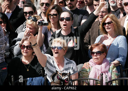 7 avril 2012 - Athènes, Grèce - les gens chantent des slogans lors des funérailles de Dimitris Christoulas, qui a tiré sur lui-même au centre de la place Syntagma, mercredi dernier. Un pharmacien à la retraite de 77 ans, s'est tiré une balle dans la tête après avoir dit que des problèmes financiers avaient poussé sur le bord. (Crédit Image : © Banque D'Images