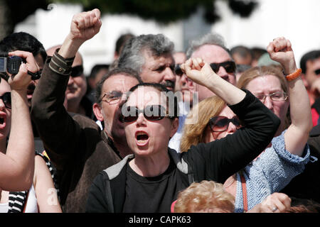 7 avril 2012 - Athènes, Grèce - les gens chantent des slogans lors des funérailles de Dimitris Christoulas, qui a tiré sur lui-même au centre de la place Syntagma, mercredi dernier. Un pharmacien à la retraite de 77 ans, s'est tiré une balle dans la tête après avoir dit que des problèmes financiers avaient poussé sur le bord. (Crédit Image : © Banque D'Images