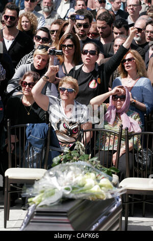 7 avril 2012 - Athènes, Grèce - les gens chantent des slogans lors des funérailles de Dimitris Christoulas, qui a tiré sur lui-même au centre de la place Syntagma, mercredi dernier. Un pharmacien à la retraite de 77 ans, s'est tiré une balle dans la tête après avoir dit que des problèmes financiers avaient poussé sur le bord. (Crédit Image : © Banque D'Images