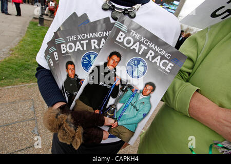 L'Oxford et Cambridge course bateaux vers le bas l'Hammersmith tronçon de la 158e course de bateaux de l'Université d'échange, Londres Banque D'Images