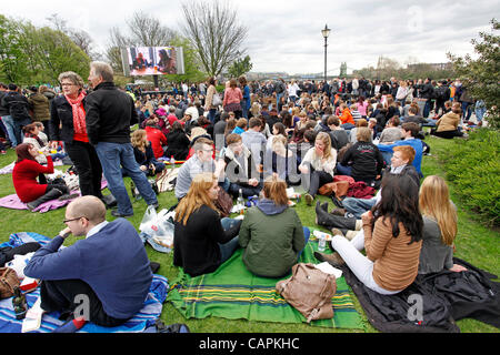 Les foules et les spectateurs à la 158e course de bateaux de l'Université d'échange, Londres