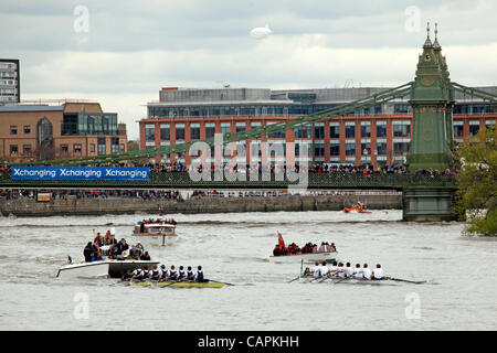 L'Oxford et Cambridge bateaux passant Hammersmith Bridge au cours de la 158e course de bateaux de l'Université d'échange, Londres