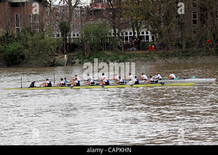 L'Oxford et Cambridge course bateaux vers le bas l'Hammersmith tronçon de la 158e course de bateaux de l'Université d'échange, Londres Banque D'Images