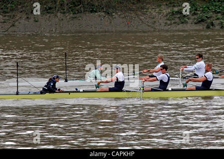 L'Oxford et Cambridge course bateaux vers le bas l'Hammersmith tronçon de la 158e course de bateaux de l'Université d'échange, Londres Banque D'Images