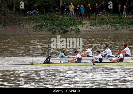 L'Oxford et Cambridge course bateaux vers le bas l'Hammersmith tronçon de la 158e course de bateaux de l'Université d'échange, Londres Banque D'Images