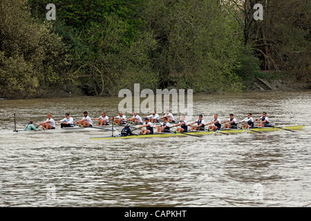 L'Oxford et Cambridge course bateaux vers le bas l'Hammersmith tronçon de la 158e course de bateaux de l'Université d'échange, Londres Banque D'Images