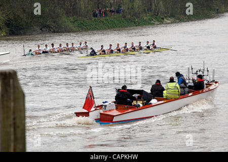 L'Oxford et Cambridge course bateaux vers le bas l'Hammersmith tronçon de la 158e course de bateaux de l'Université d'échange, Londres Banque D'Images