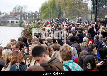 Les foules et les spectateurs à la 158e course de bateaux de l'Université d'échange, Londres