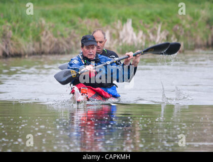 Salisbury, Royaume-Uni. 07 avril 2012. Roger Hatfield (avant) et Sir Steve Redgrave concurrentes dans les 125 km de Devizes Canot à Westminster, le 07 avril, 2012. Banque D'Images