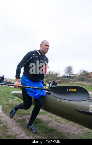 Salisbury, Royaume-Uni. 07 avril 2012. Sir Steve Redgrave l'exécution de la première des 70 portages pendant les 125 milles de course Westminster Devizes. Il a commencé la course de 125 km à Devizes à 9h45 le samedi de Pâques et s'attend à prendre environ 22 heures pour terminer. Banque D'Images