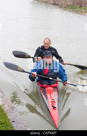 Salisbury, Royaume-Uni. 07 avril 2012. Sir Steve Redgrave (arrière) et Roger Hatfield entrent en premier portage à Crofton écluses sur le canal Kennet et Avon. Ils ont commencé la course de 125 km à Devizes à 9h45 le samedi de Pâques et s'attendre à prendre environ 22 heures avant de terminer à Westminster le dimanche de Pâques. Banque D'Images