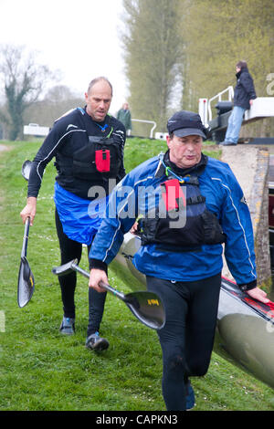 Salisbury, Royaume-Uni. 07 avril 2012. Sir Steve Redgrave (arrière) et Roger Hatfield qui exécute le premier portage à Crofton écluses sur le canal Kennet et Avon. Ils ont commencé la course de 125 km à Devizes à 9h45 le samedi de Pâques et s'attendre à prendre environ 22 heures pour terminer. Banque D'Images