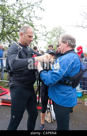 Salisbury, Royaume-Uni. 07 avril 2012. Sir Steve Redgrave et Roger Hatfield qui participent à leur premier marathon en canoë plus de 125 milles. Ils ont commencé la course à Devizes Westminster à Devizes à 9h45 le samedi de Pâques et s'attendre à prendre environ 22 heures pour rejoindre Westminster, autour de 08h00 le dimanche de Pâques. Banque D'Images