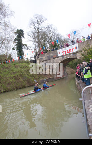 Salisbury, Royaume-Uni. 07 avril 2012. Sir Steve Redgrave (arrière) et Roger Hatfield lancer le canot à Westminster à Devizes. Ils ont commencé à 9h45 le samedi de Pâques et s'attendre à prendre environ 22 heures sur Kennet and Avon Canal puis la Tamise à Westminster pour terminer autour de 8h00 le dimanche de Pâques. Banque D'Images