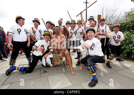 Les Maoris et Morris Men il bataille d'une manière semblable à la traditionnelle stick dance à l'Université Xchanging Boat Race 2012. Banque D'Images