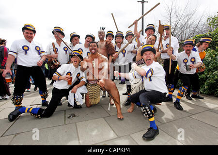 Les Maoris et Morris Men il bataille d'une manière semblable à la traditionnelle stick dance à l'Université Xchanging Boat Race 2012. Banque D'Images